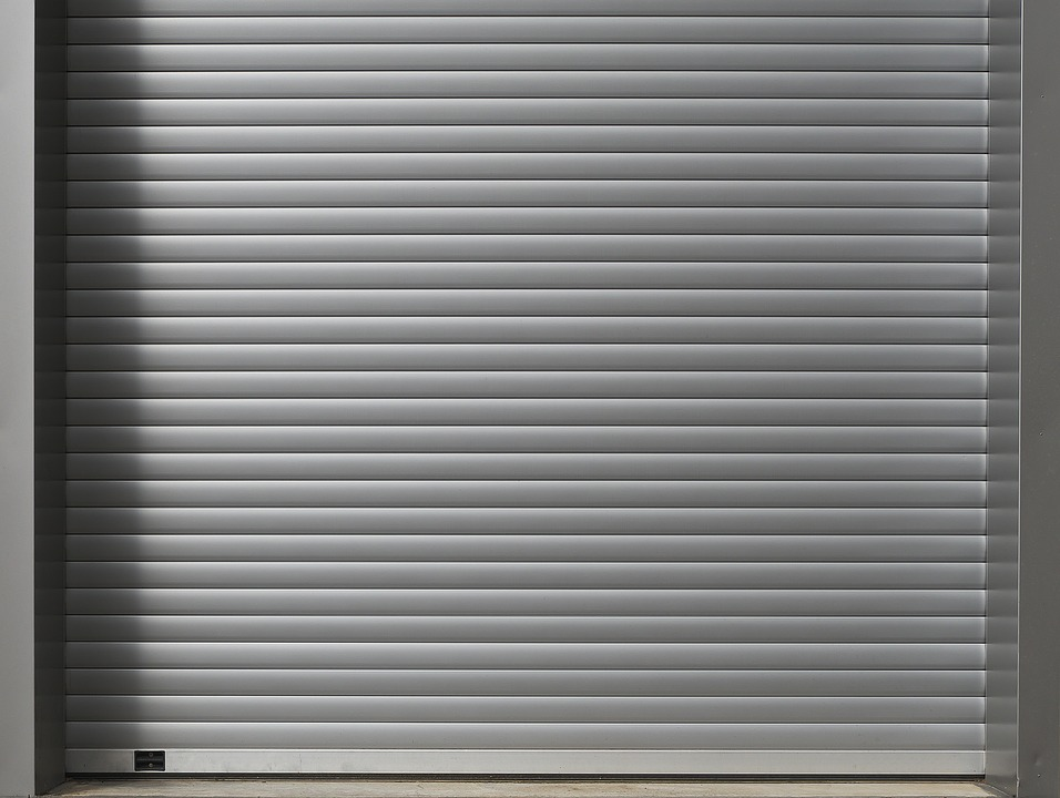 7 Signs Your Commercial Garage Door Needs Repair